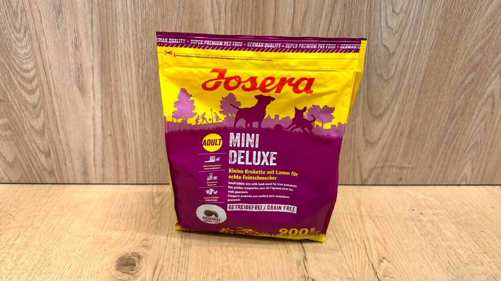 Eine Packung glutenfreies Hundefutter steht zum testen in einem Holzregal.