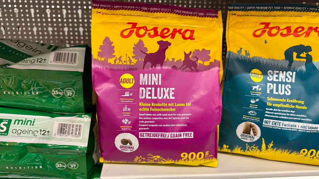 Glutenfreies Hundefutter im Test: Mehrere Packungen unterschiedlicher Geschmacksrichtungen stehen in einem Regal.