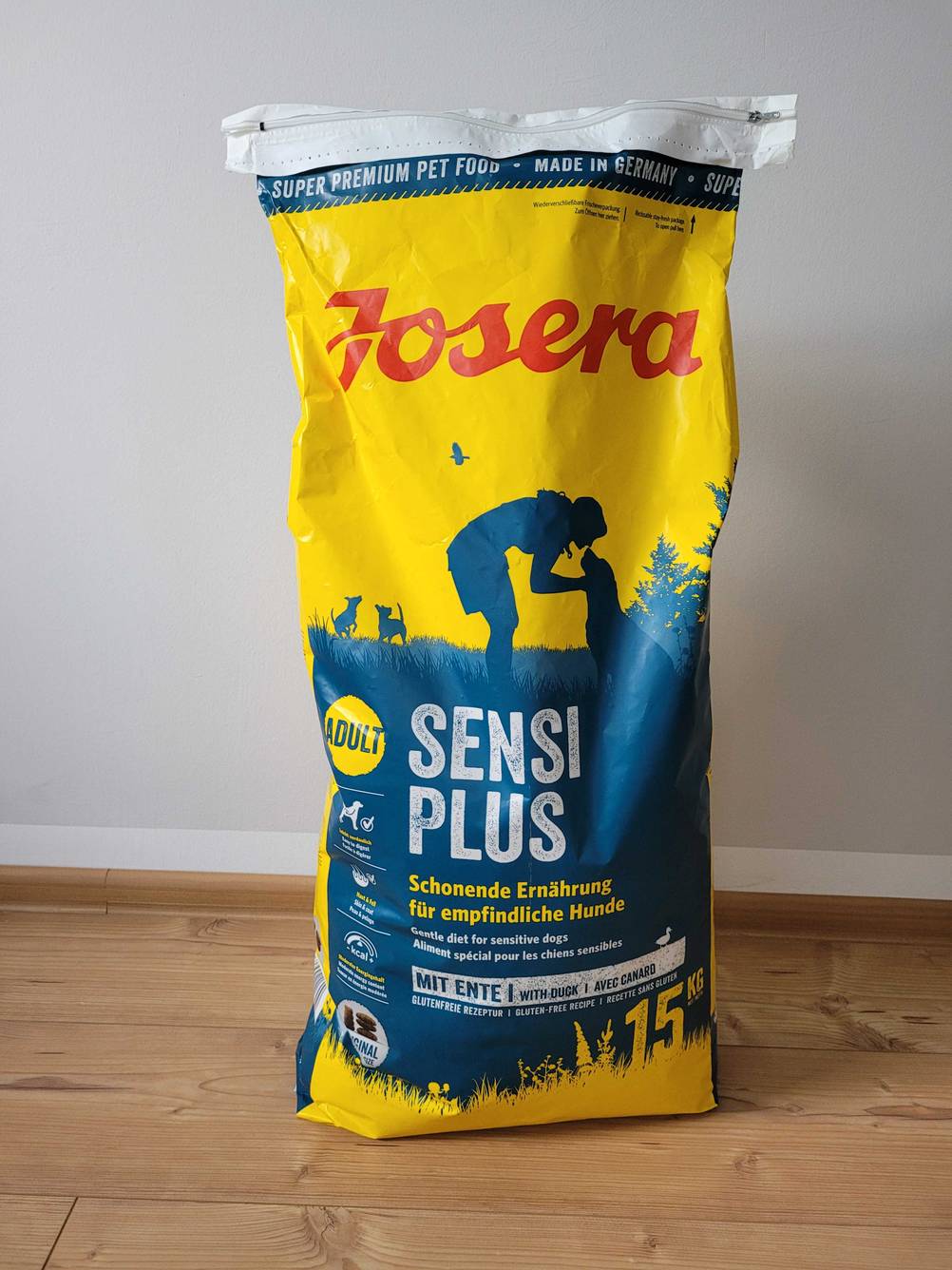 Großer gelb-blauer Sack voll mit Josera Hundefutter.