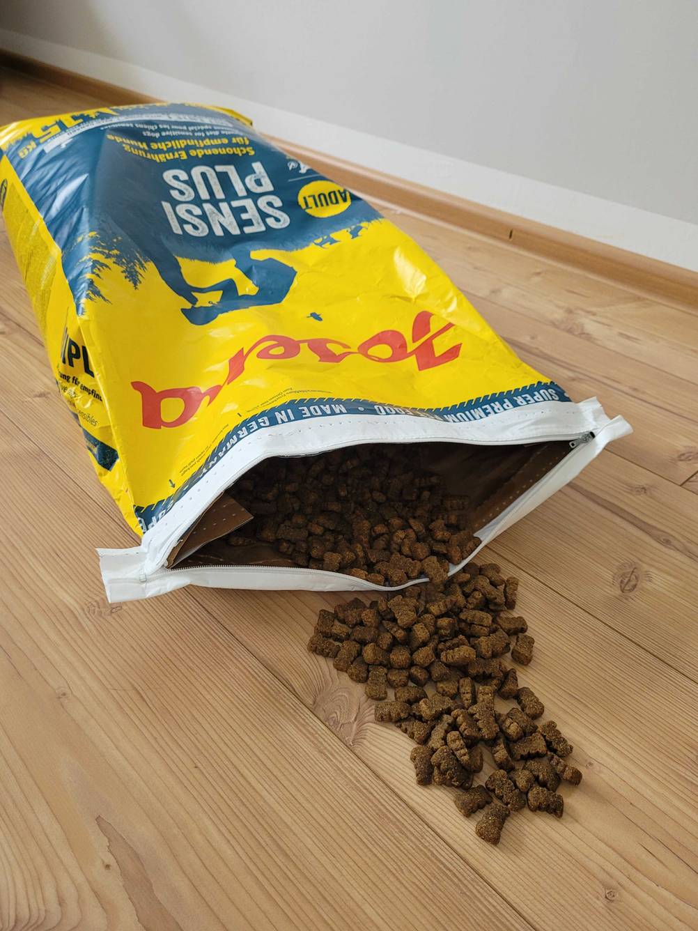 Auf dem Boden befindet sich getestetes Josera-Hundefutter.