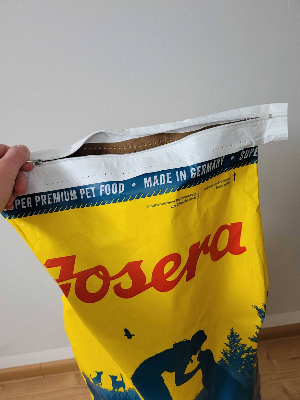 Beutel von Josera besitzen eine wiederverschließbare Öffnung.