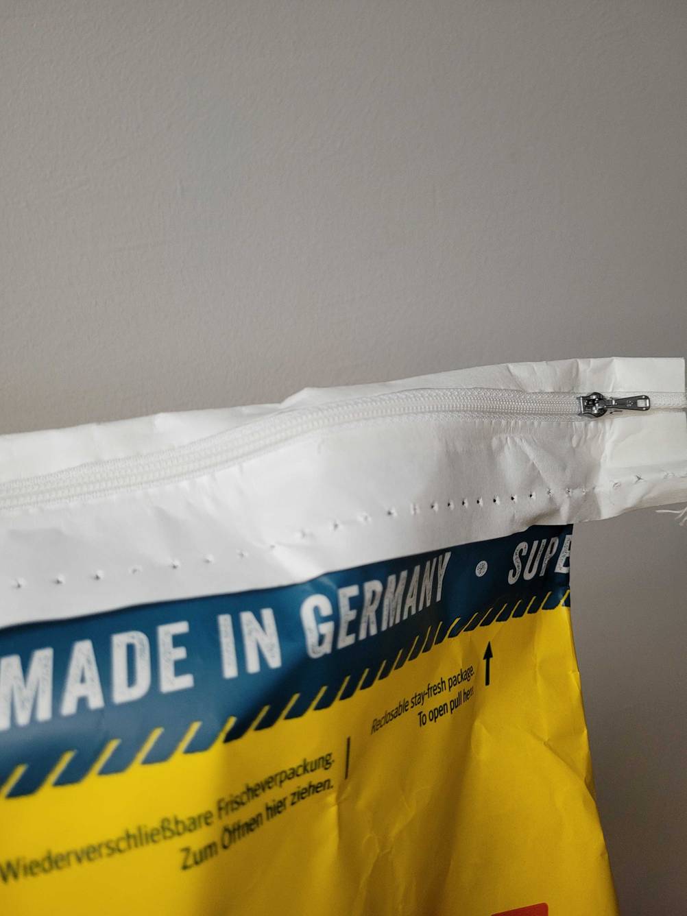 Verschluss von einer Packung mit getestetem Josera-Hundefutter.