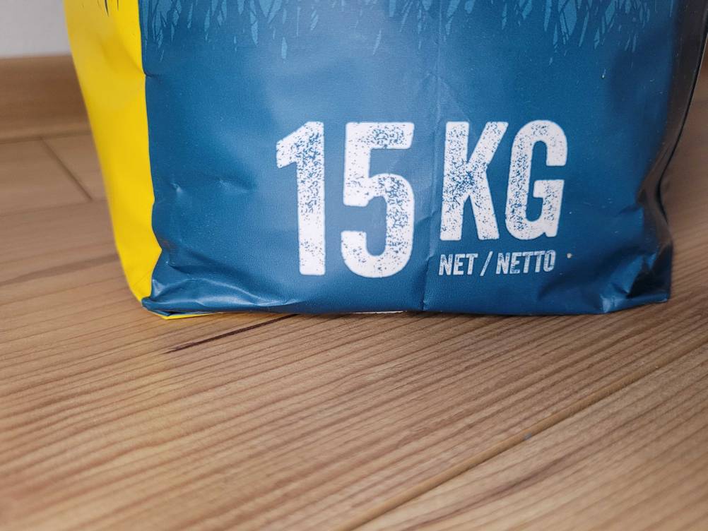 Eine 15-kg-Packung mit getestetem Josera-Hundefutter steht auf dem Boden. 