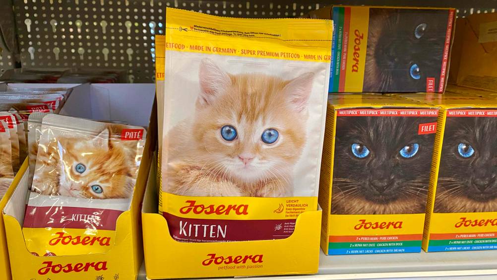 Eine Packung des getesteten Kitten-Trockenfutters neben anderen Produkten in einem Regal.