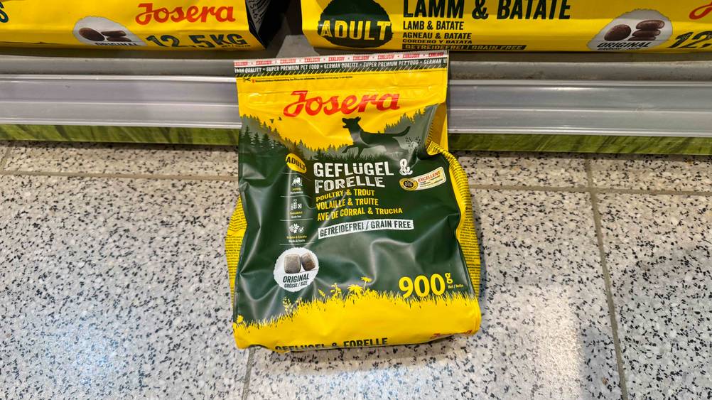 Josera-Trockenfutter Hund getestet: Vor einem Regal steht eine Packung.
