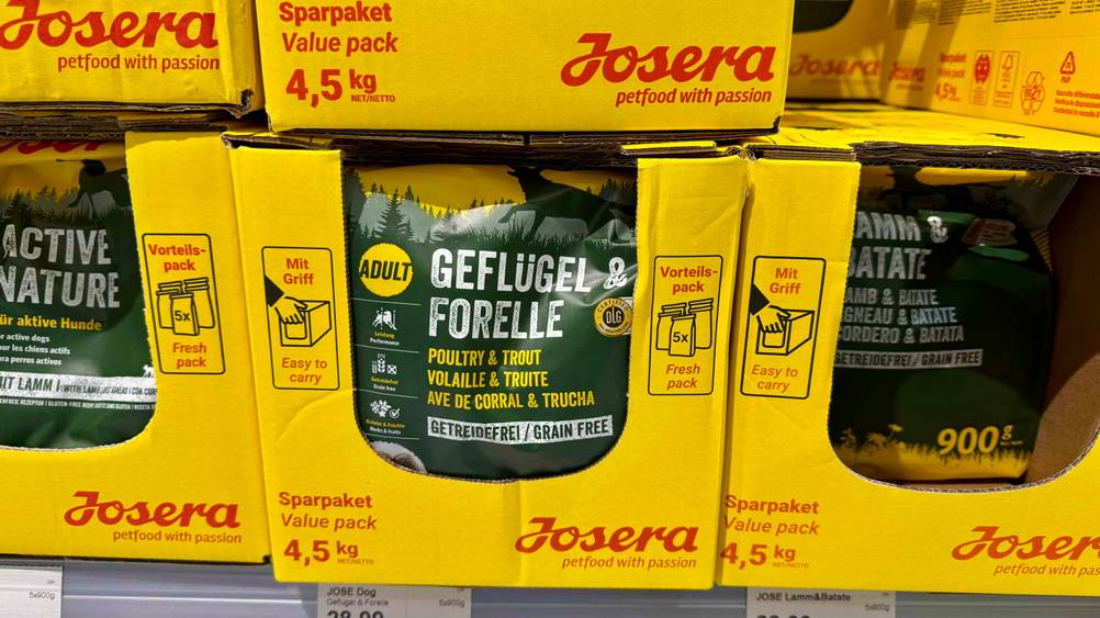 In einem Karton befindet sich das getestete Josera-Trockenfutter Hund.