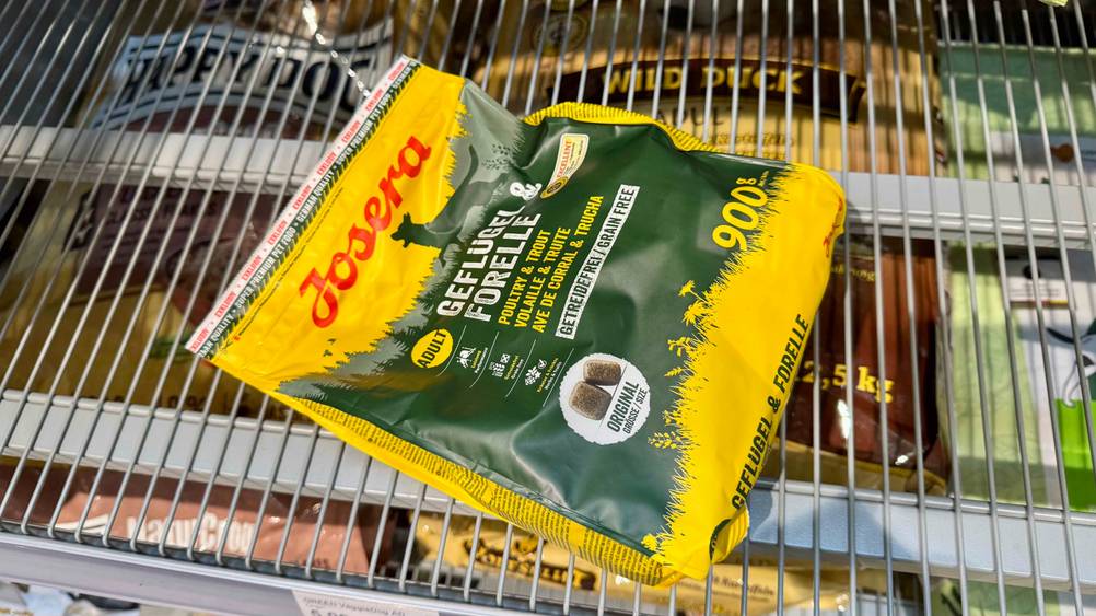 Eine Packung des Josera-Trockenfutter Hund im Test von schräg seitlich auf einem Gitter.
