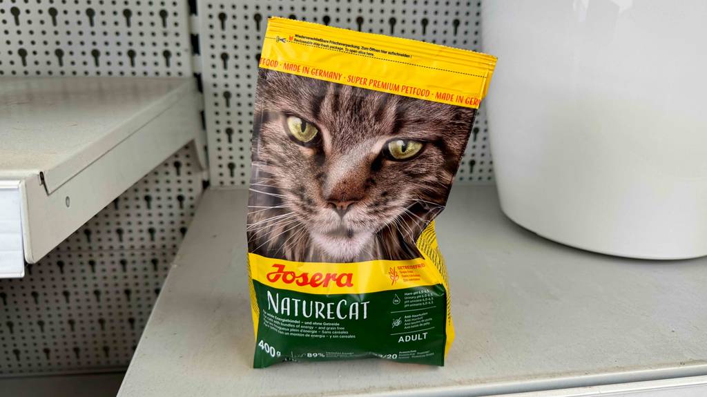 Blick auf den Zipverschluss einer Packung getestetes Trockenfutter für die Katze getreidefrei.