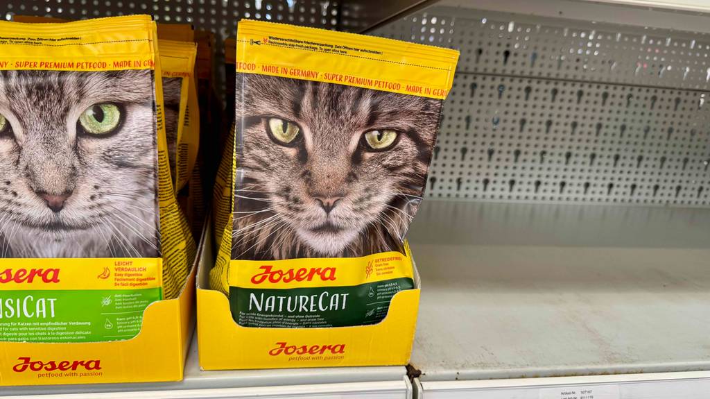Trockenfutter für die Katze getreidefrei im Test: Mehrere Packungen in verschiedenen Sorten stehen hinter- und nebeneinander in einem Regal.