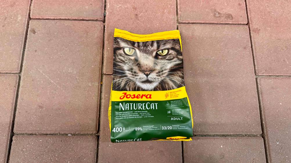 Josera-Trockenfutter für Katzen im Test: Eine Packung liegt auf einem Steinboden.