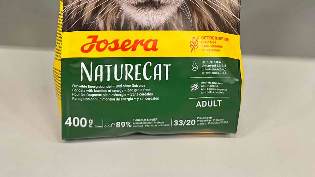 Josera-Trockenfutter für Katzen getestet: Nahaufnahme der Vorderseite der Verpackung mit Informationen.