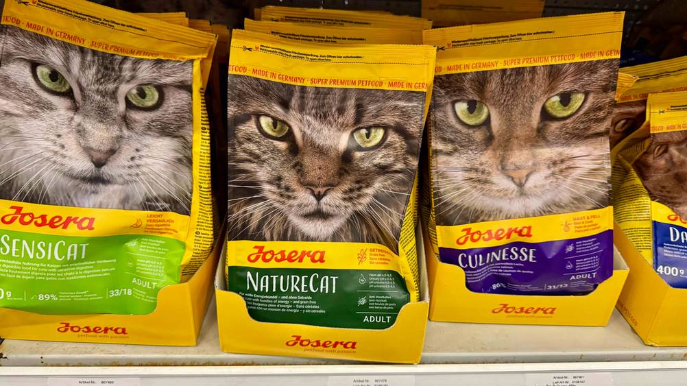 Mehrere Packungen des getesteten Josera-Trockenfutter für Katzen in einem Verkaufsregal.