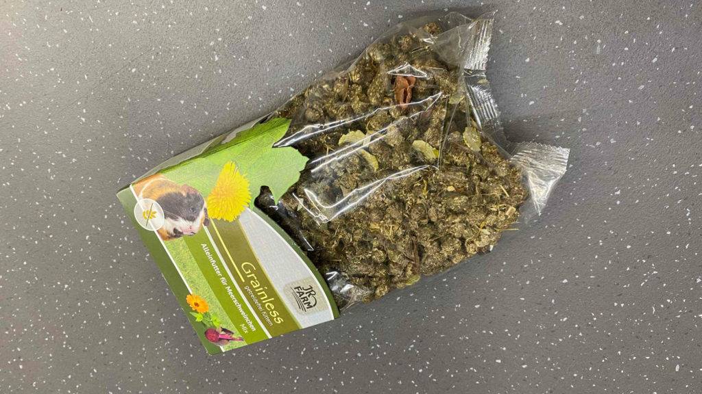 Meerschweinchenfutter von Grainless im Test liegt in einer Verpackung auf grauem Untergrund.