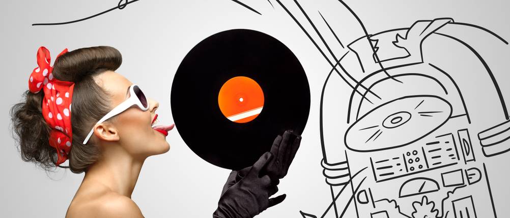 Eine Frau mit Schallplatte vor einer Zeichnung einer Wurlitzer-Jukebox
