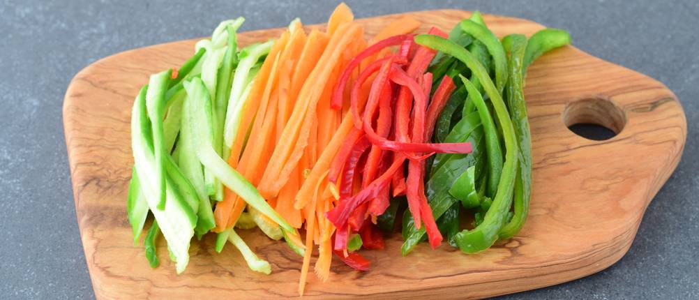 Gemüse in Form von Julienne: Der Sparschäler schält rechteckige Streifen die sehr dekorativ aussehen und garantiert den Sparschäler-Test in Ihrer Küche bestehen