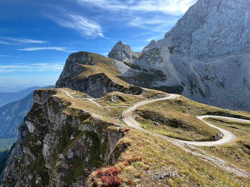 Gebirge in den Julischen Alpen mit einem Teil der kurvenreichen Mangart-Straße.