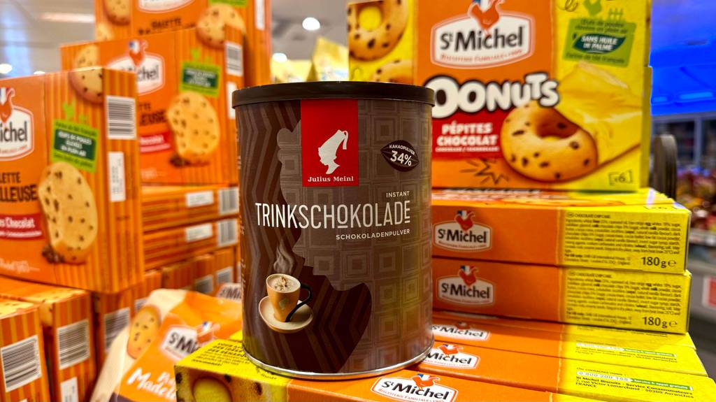 Getestete Trinkschokolade als Pulver in einer wiederverschließbaren Dose steht in einem Geschäft.
