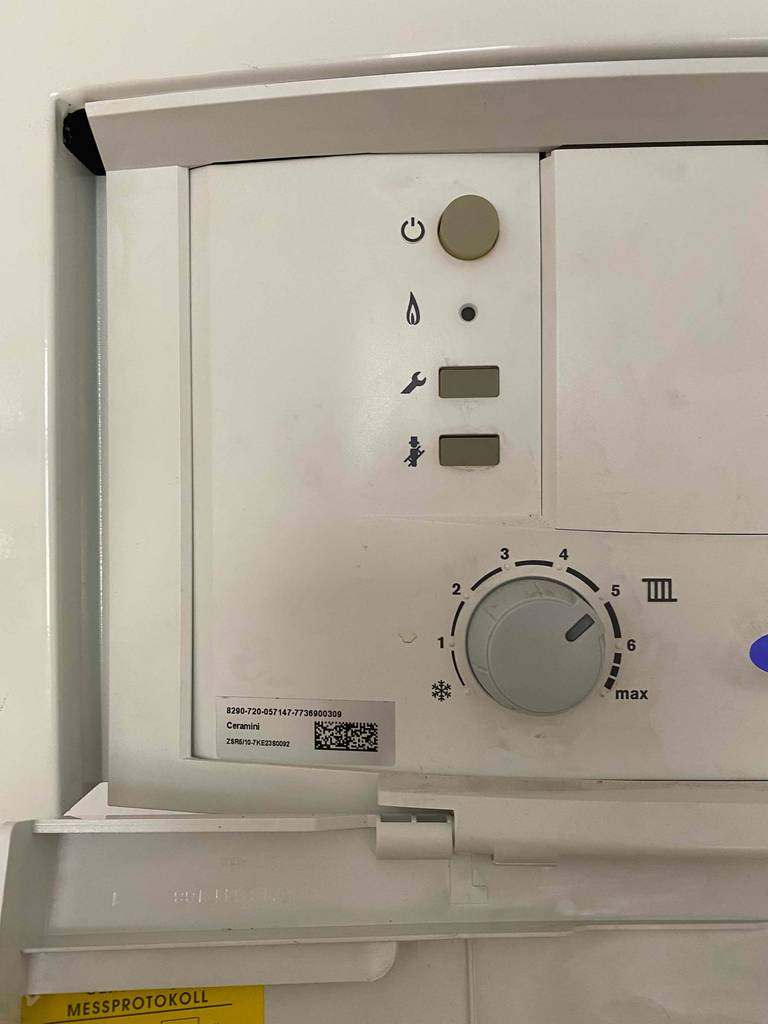 Bosch-Durchlauferhitzer-Test: Nahansicht der Einstellmöglichkeiten eines Geräts.