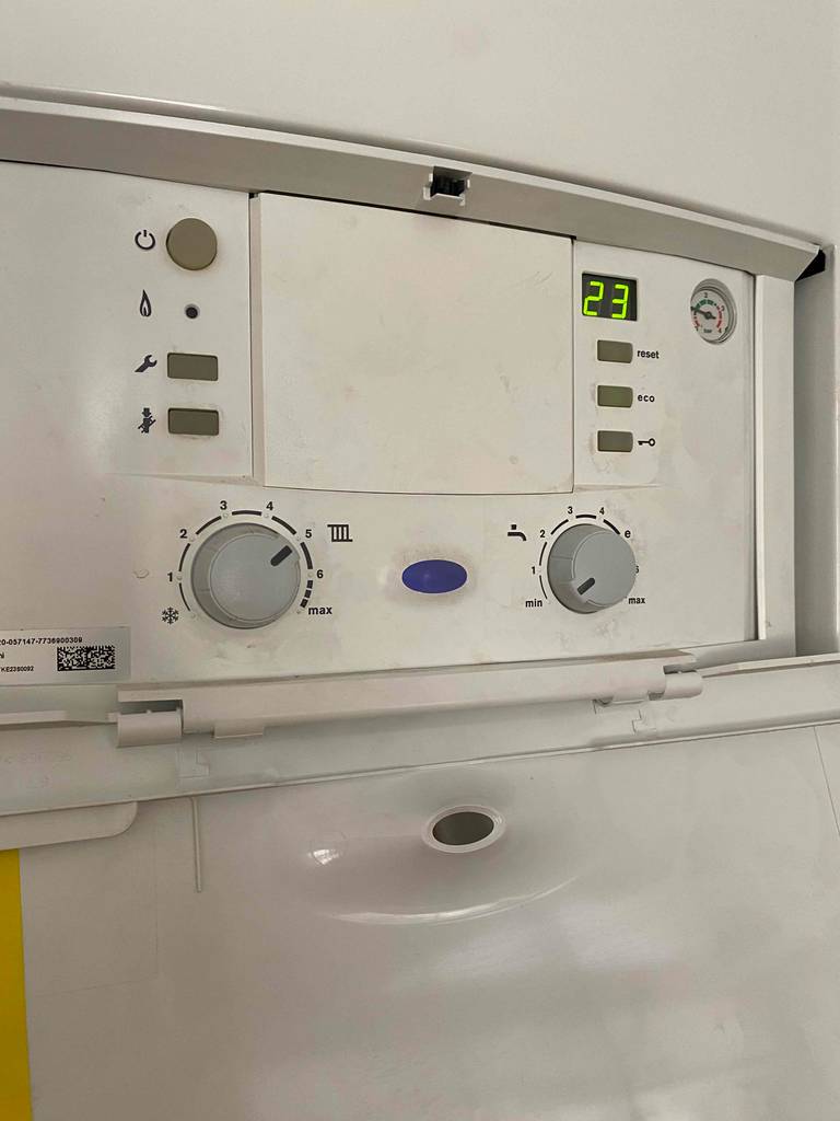 Blick auf das Bedienpanel eines getesteten Bosch-Durchlauferhitzers.