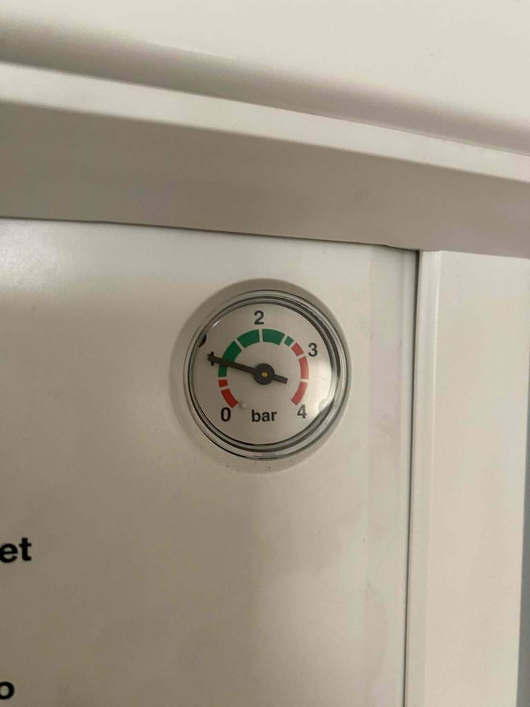 Nahansicht der Druckanzeige eines Bosch-Durchlauferhitzers im Test.