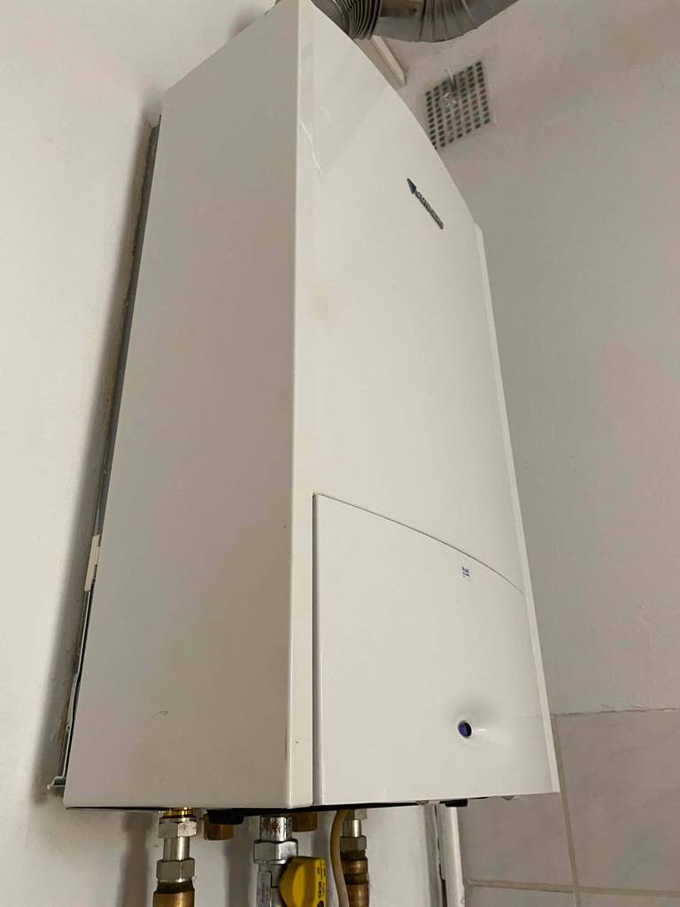 Bosch-Durchlauferhitzer getestet: Blick von schräg vorn auf ein an der Wand montiertes Gerät.