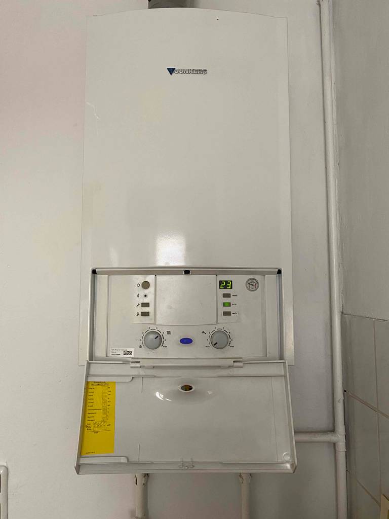 Bosch-Durchlauferhitzer im Test: Frontansicht eines Geräts mit offenem Bedienpanel.