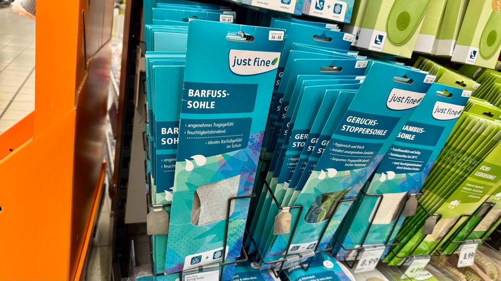 Barfußsohlen im Test: Mehrere blaue Verpackungen hängen an einem Verkaufsstand.