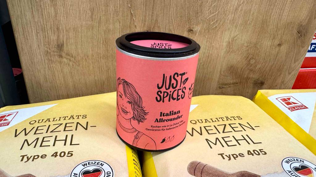Im Test: Eine Dose getestete italienische Gewürze steht auf zwei Packungen Mehl.
