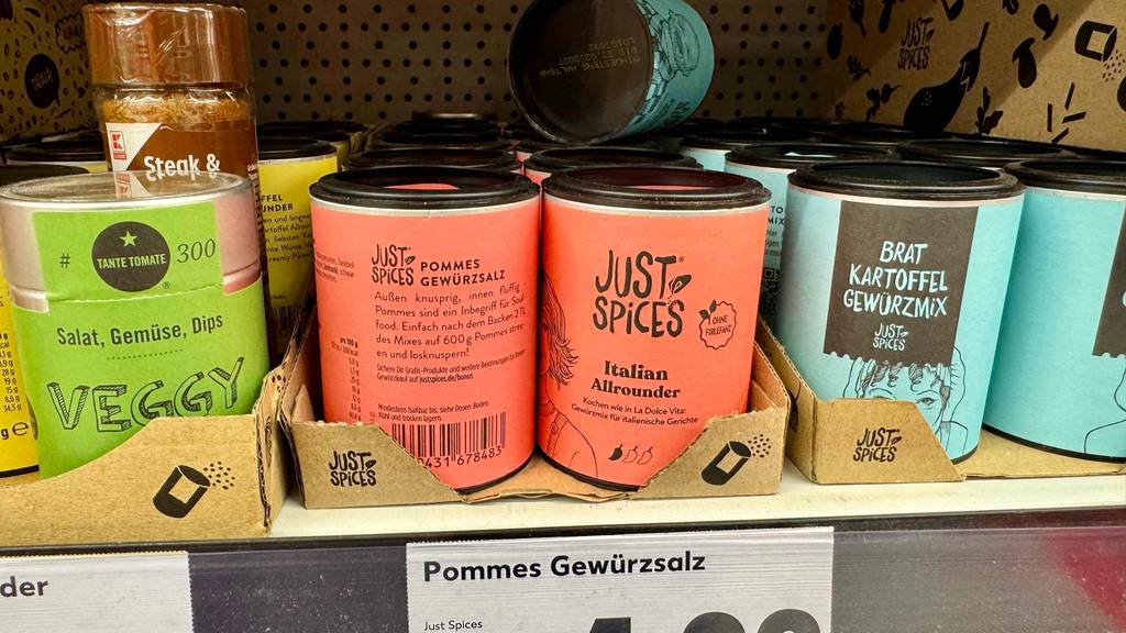 Italienische Gewürze im Test: Mehrere Dosen stehen zwischen anderen Gewürzen in einem Regal.