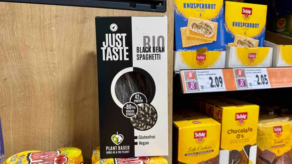 Schwarze Spaghetti getestet: Eine Packung steht vor einem Verkaufsregal.