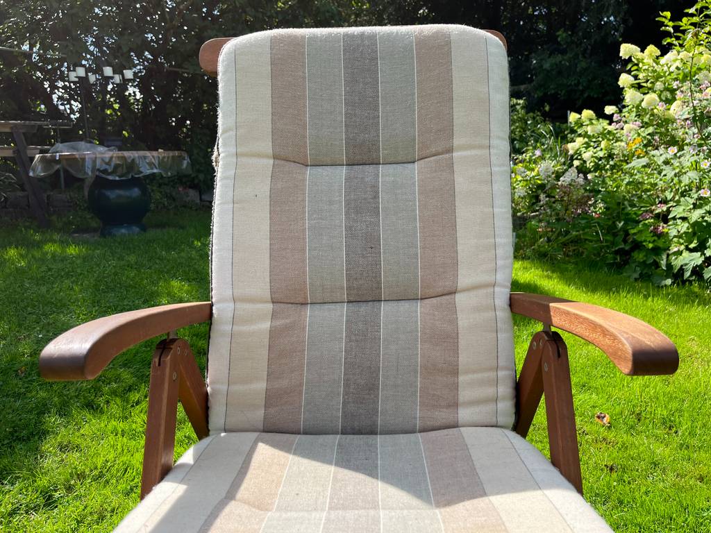 Frontansicht eines getesteten Gartenstuhls aus Holz mit Sitz- und Rückenauflage.