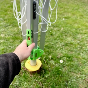 Die Juwel Novaplus 600 Lift wird im Garten geöffnet. Eine Person zieht an der Zugleine.