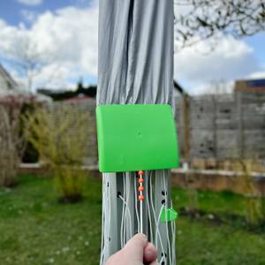 Die integrierte grüne Schutzhülle der Juwel Novaplus 600 Lift ist im geschlossenen Zustand über das Leinenfeld gezogen.