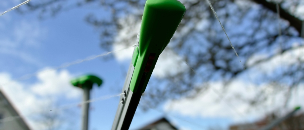 Nahaufnahme der Leinenarme der Juwel Novaplus 600 Lift mit grünem Kunststoffelement. Im Hintergrund sind Leinen und blauer Himmel sichtbar.