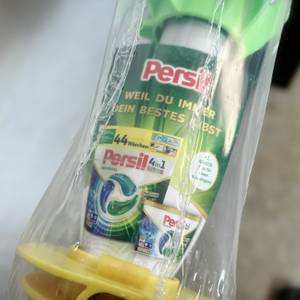 Im unteren Teil der Verpackung der Juwel Novaplus 600 Lift liegt ein Gratis-Waschmittel von Persil.