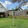 Die Juwel Novaplus 600 Lift ist vollständig geöffnet und steht im Garten auf einer Rasenfläche.