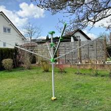 Die Juwel Novaplus 600 Lift ist vollständig geöffnet und steht im Garten auf einer Rasenfläche.