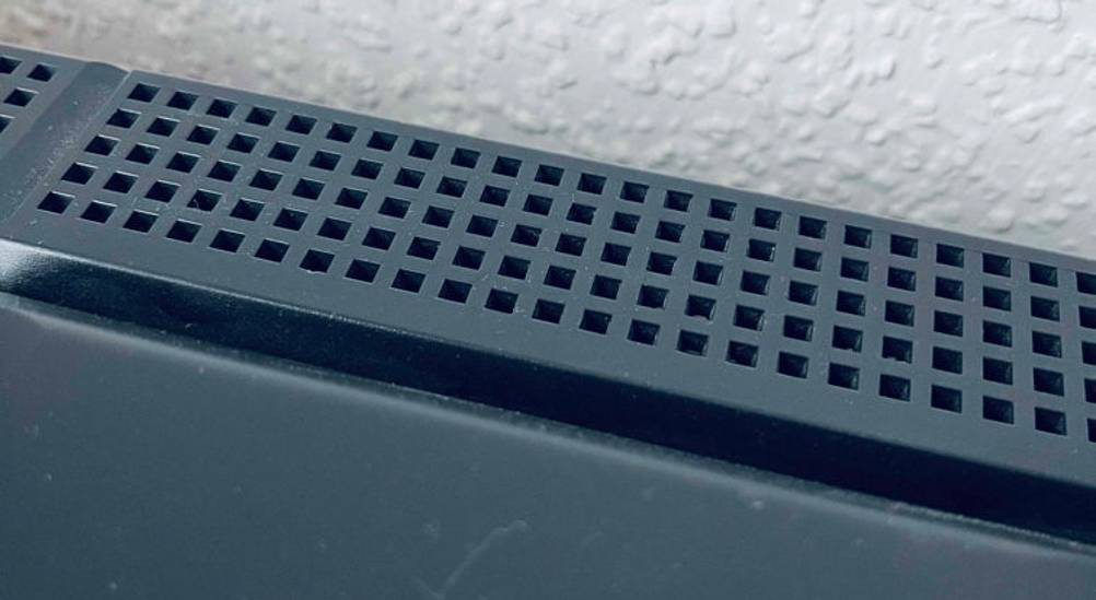 Detailaufnahme der Lüftungsöffnungen einer Stereoanlage im Test.
