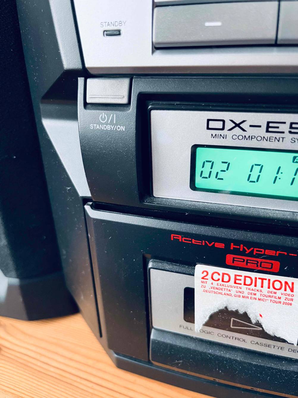 Im Test: Blick auf den Powerknopf einer eingeschalteten Stereoanlage.