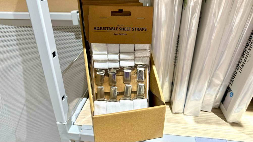 Im Test: Mehrere verpackte Bettlakenspanner-Sets stehen hintereinander in einem Karton.