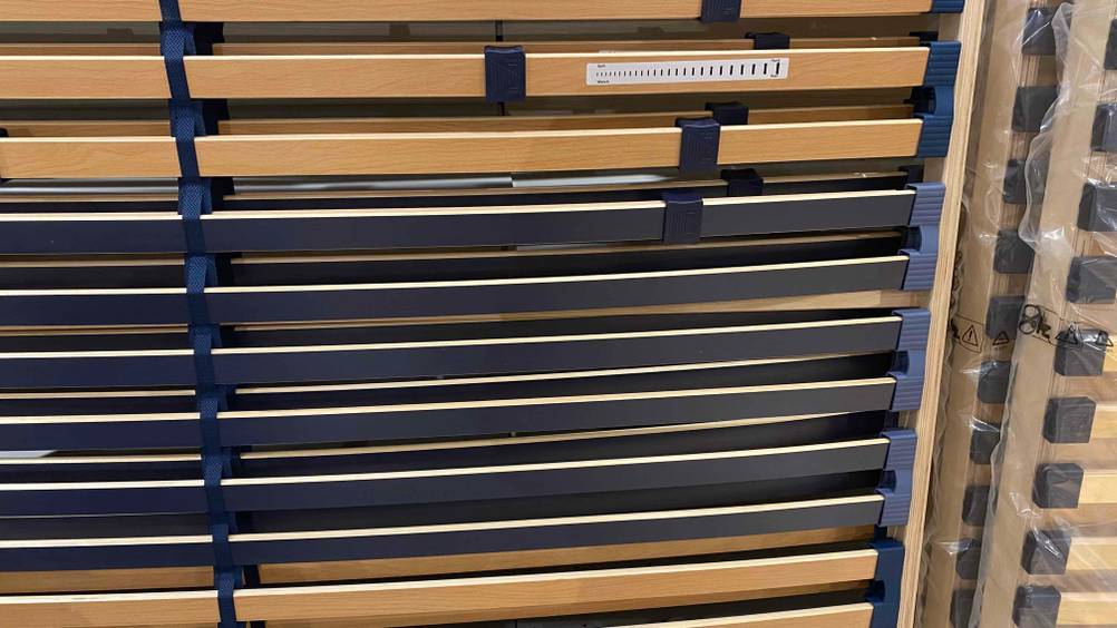 Lattenrost 140x200 im Test: Mehrere Exemplare stehen nebeneinander.