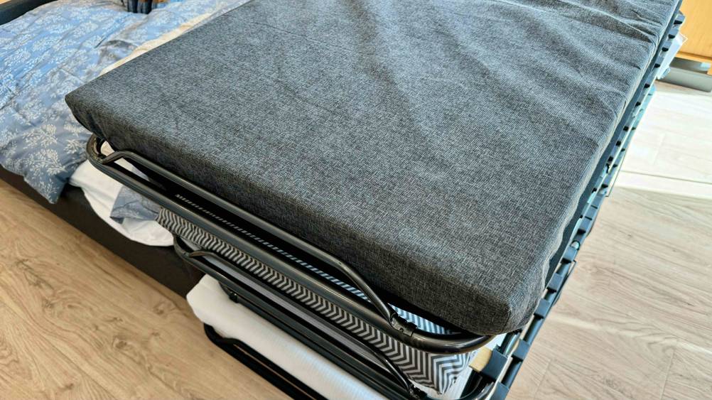 Matratze 80 x 190 cm im Test: Matratze hat einen grauen Bezug.