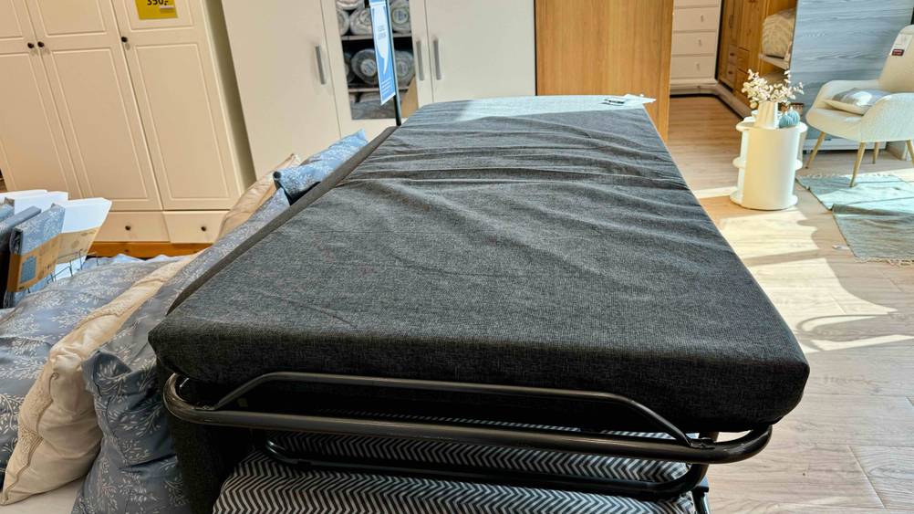 Neben der getesteten Matratze 80 x 190 cm befinden sich weitere Produkte.