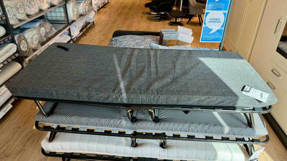 An der getesteten Matratze 80 x 190 cm ist ein Preisschild angebracht.
