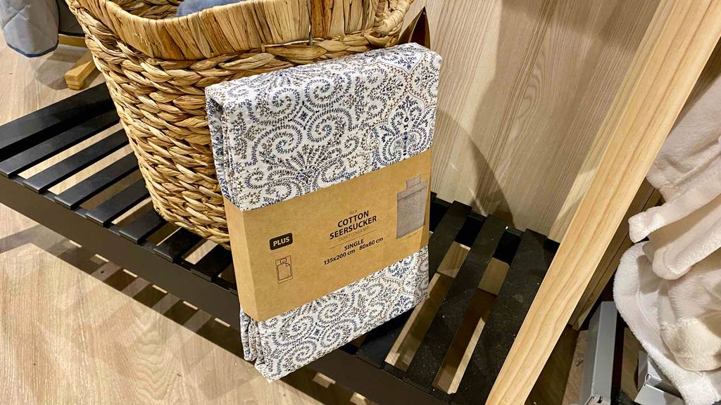 Seersucker-Bettwäsche-Test: Verpackte Bettwäsche im Regal.