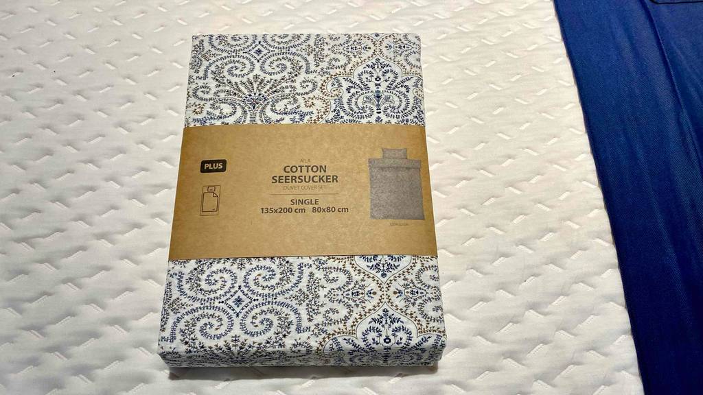Seersucker-Bettwäsche im Test: Verpackte Bettwäsche liegt auf Matratze.