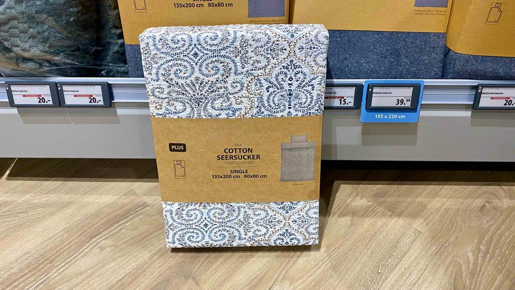 Seersucker-Bettwäsche getestet: Verpackte Bettwäsche steht vor Verkaufsregal.