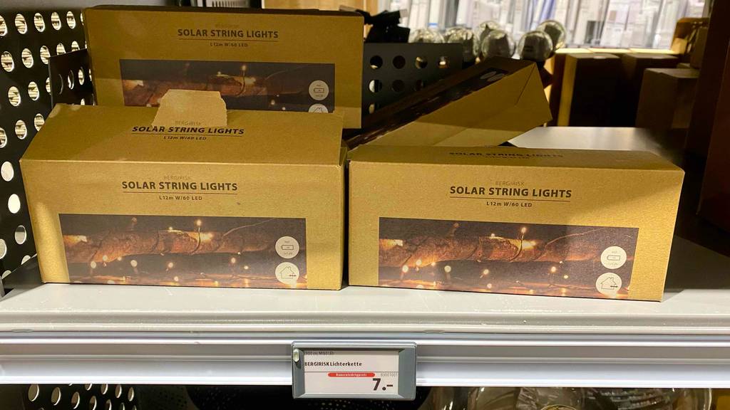 Im Test: Solar-Lichterketten für Außen in ihren hellbraunen Verpackungen auf einem Verkaufsregal inklusive Preisschild.