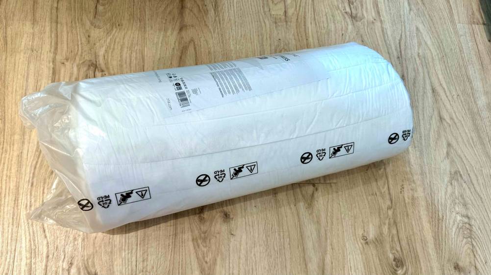 Getesteter Topper 80 x 200 ist zusammengerollt.