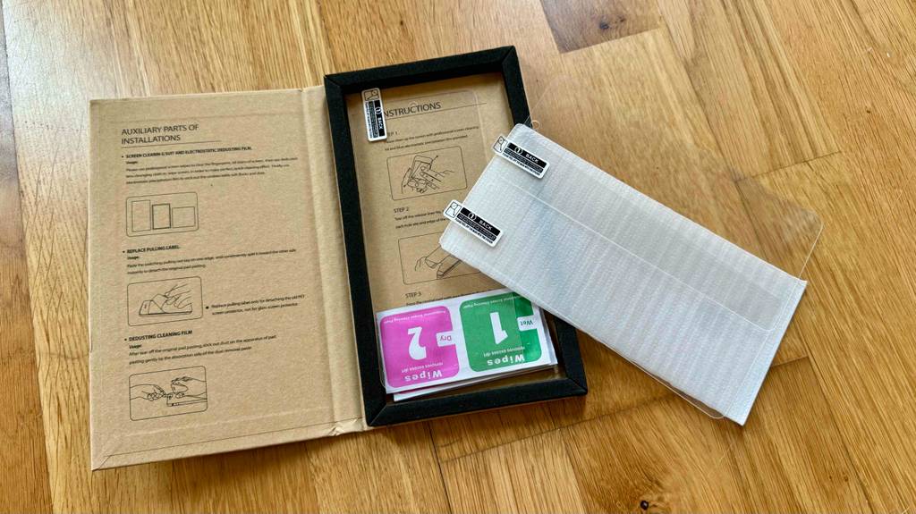 Samsung Galaxy A51-Panzerglas getestet: Das Aufbewahrungsetui ist geöffnet, darauf liegt eine verpackte Folie.